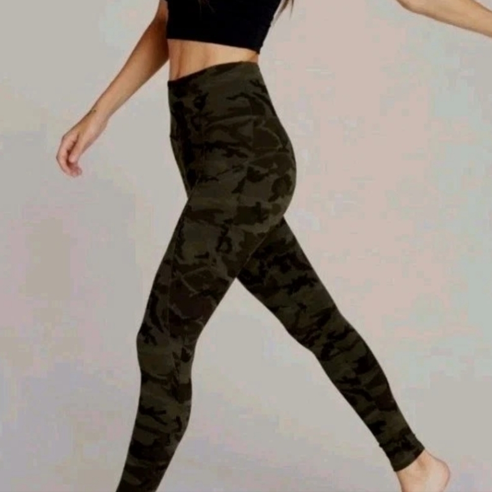 High-Rise Camo Leggings in Dark Olive